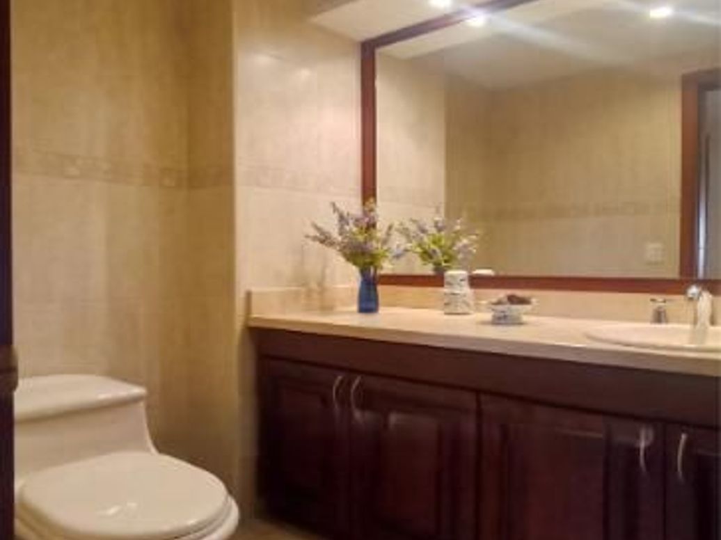 Apartamento de 3 alcobas en venta en Los Rosales, Bogotá, 257 m² · foto 13 de 17