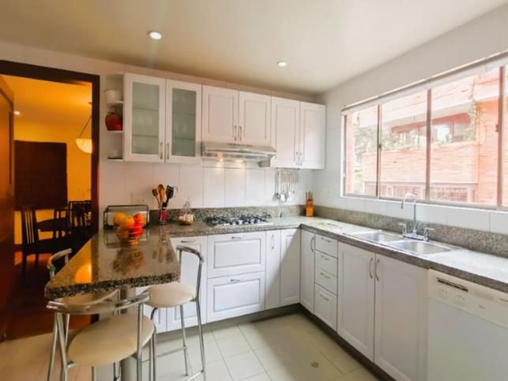 Apartamento de 3 alcobas en venta en Los Rosales, Bogotá, 257 m² · foto 3 de 17