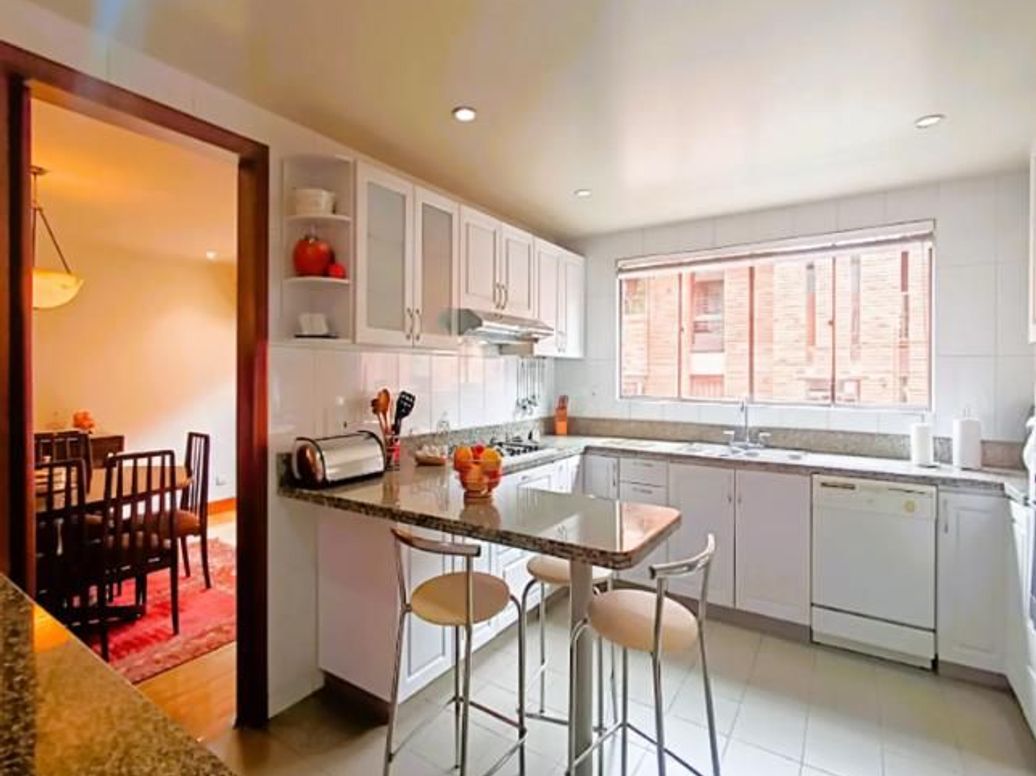 Apartamento de 3 alcobas en venta en Los Rosales, Bogotá, 257 m² · foto 2 de 17