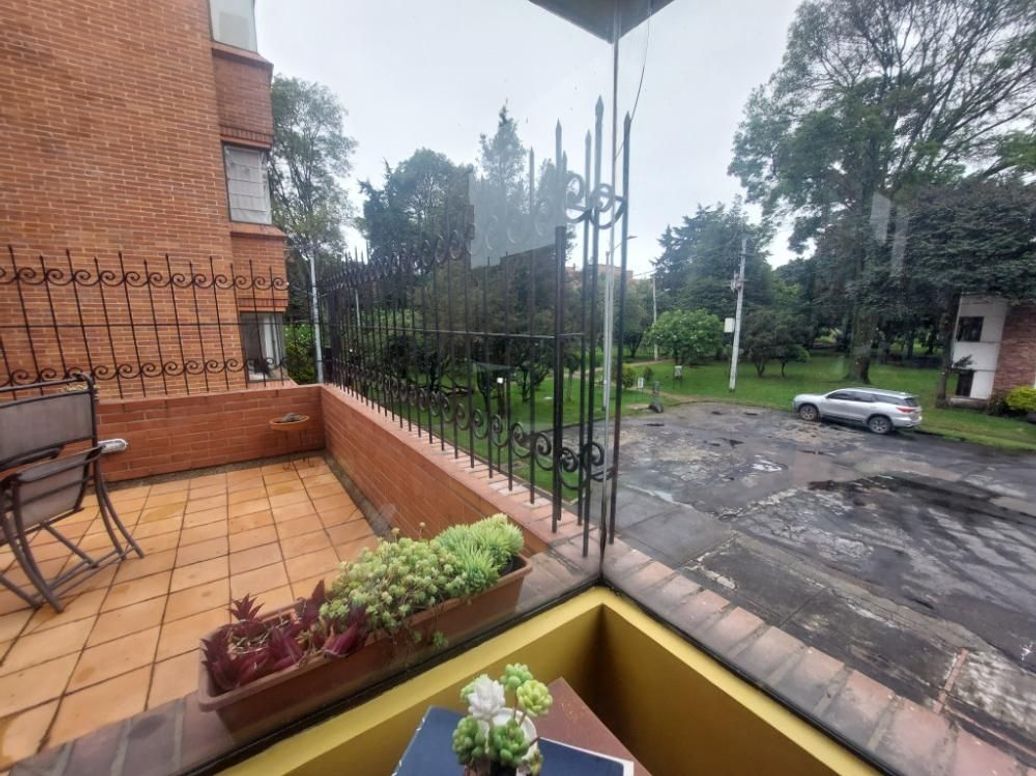 Apartamento de 3 alcobas en venta en Santa Barbara Occidental, Bogotá, 207 m² · foto 2 de 15