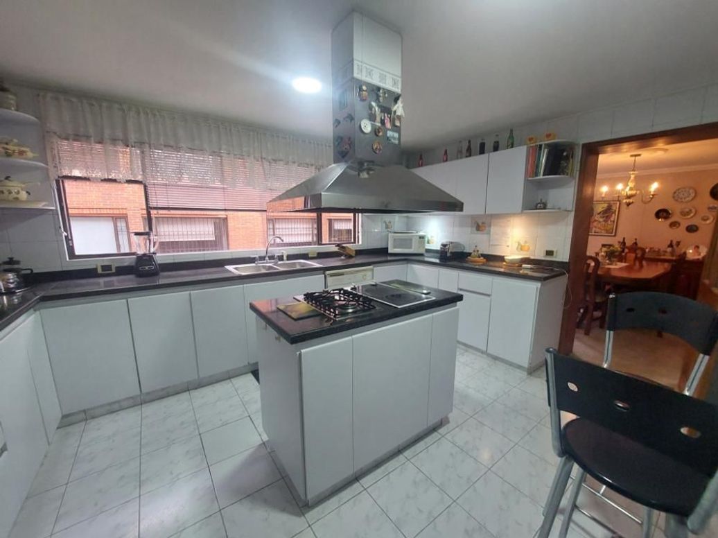 Apartamento de 3 alcobas en venta en Santa Barbara Occidental, Bogotá, 207 m² · foto 5 de 15