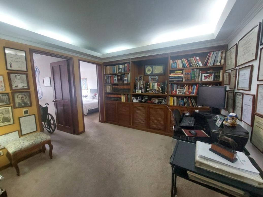 Apartamento de 3 alcobas en venta en Santa Barbara Occidental, Bogotá, 207 m² · foto 6 de 15