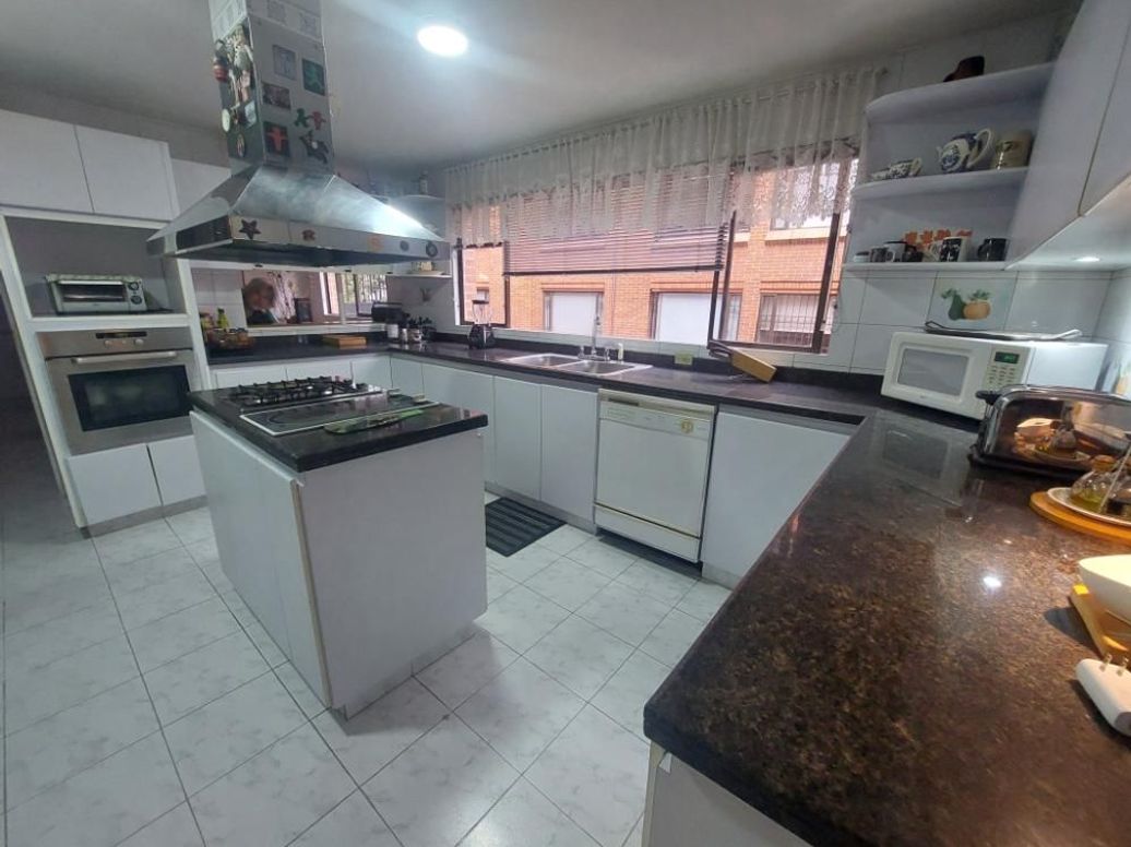 Apartamento de 3 alcobas en venta en Santa Barbara Occidental, Bogotá, 207 m² · foto 4 de 15