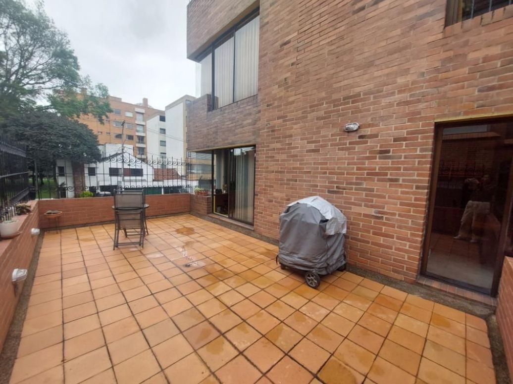 Apartamento de 3 alcobas en venta en Santa Barbara Occidental, Bogotá, 207 m² · foto 3 de 15