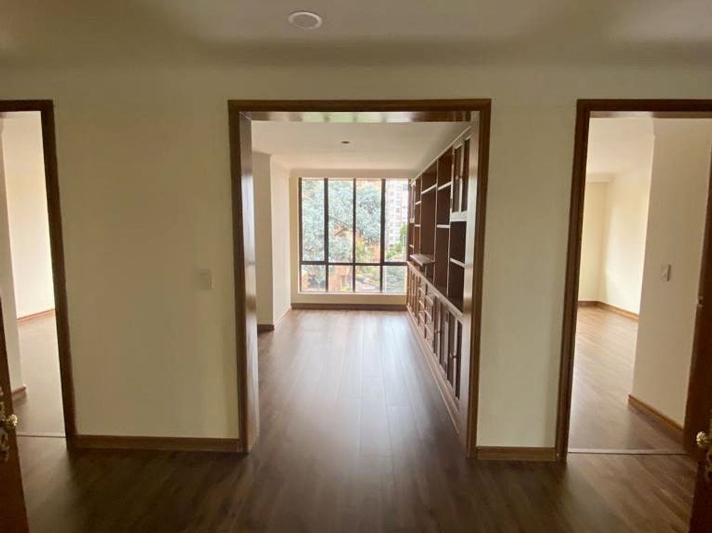 Apartamento de 3 alcobas en venta en Santa Barbara Central, Bogotá, 240 m² · foto 9 de 20