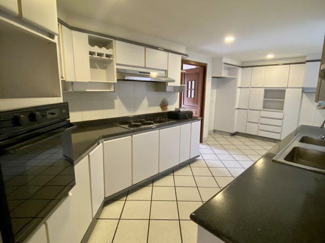 Apartamento de 3 alcobas en venta en Santa Barbara Central, Bogotá, 240 m² · foto 5 de 20