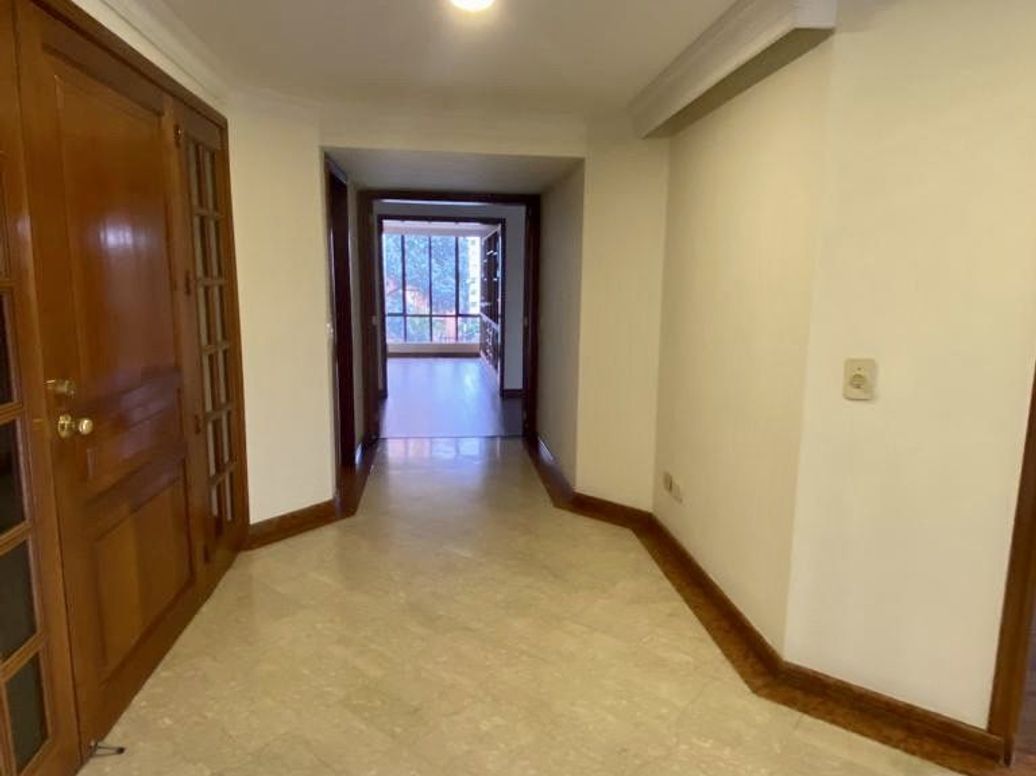 Apartamento de 3 alcobas en venta en Santa Barbara Central, Bogotá, 240 m² · foto 7 de 20