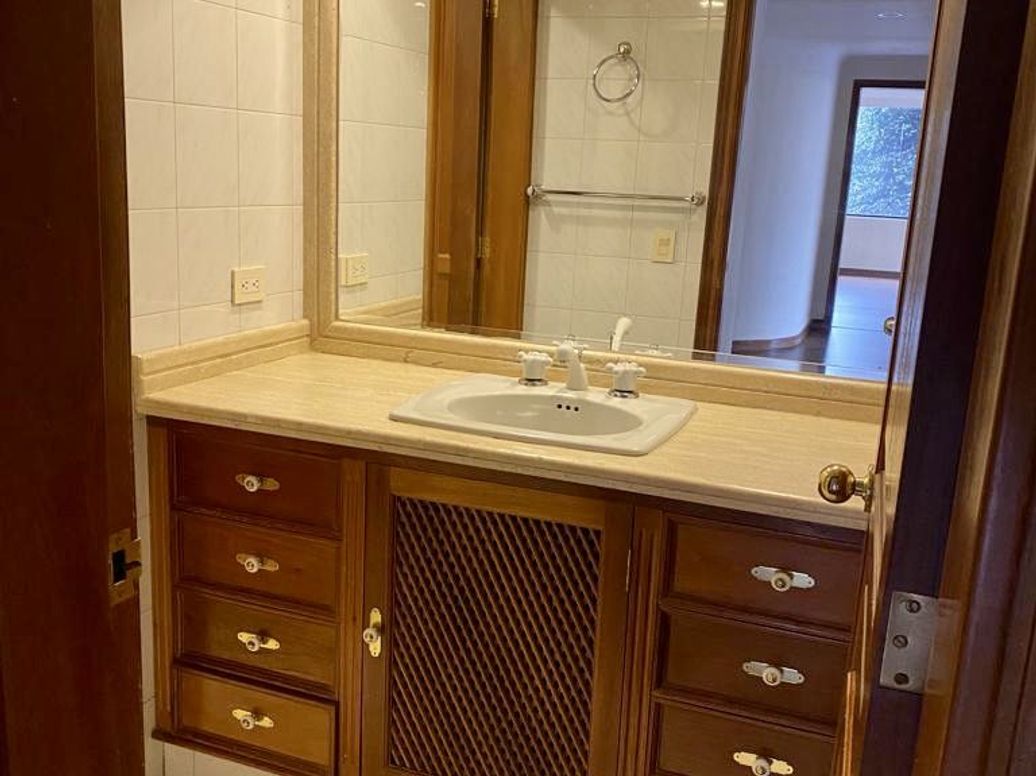 Apartamento de 3 alcobas en venta en Santa Barbara Central, Bogotá, 240 m² · foto 14 de 20