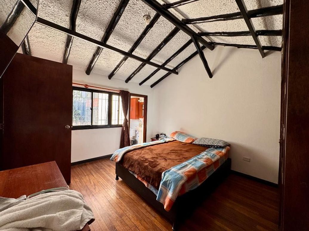 Casa de 6 alcobas en venta en La Salle, Bogotá, 260 m² · foto 5 de 8