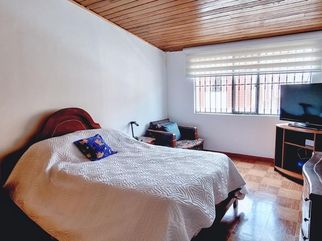 Casa de 6 alcobas en venta en Bellavista Occidental, Bogotá, 200 m² · foto 6 de 18