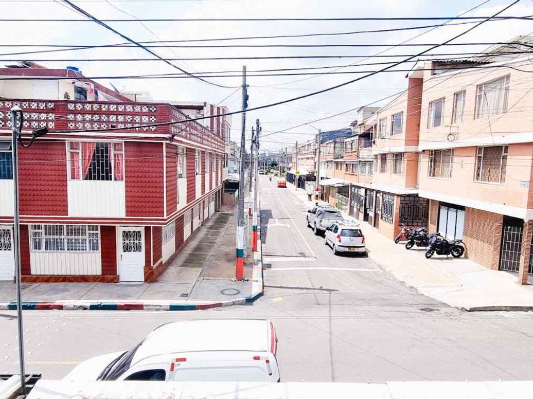 Casa de 6 alcobas en venta en Bellavista Occidental, Bogotá, 200 m² · foto 7 de 18