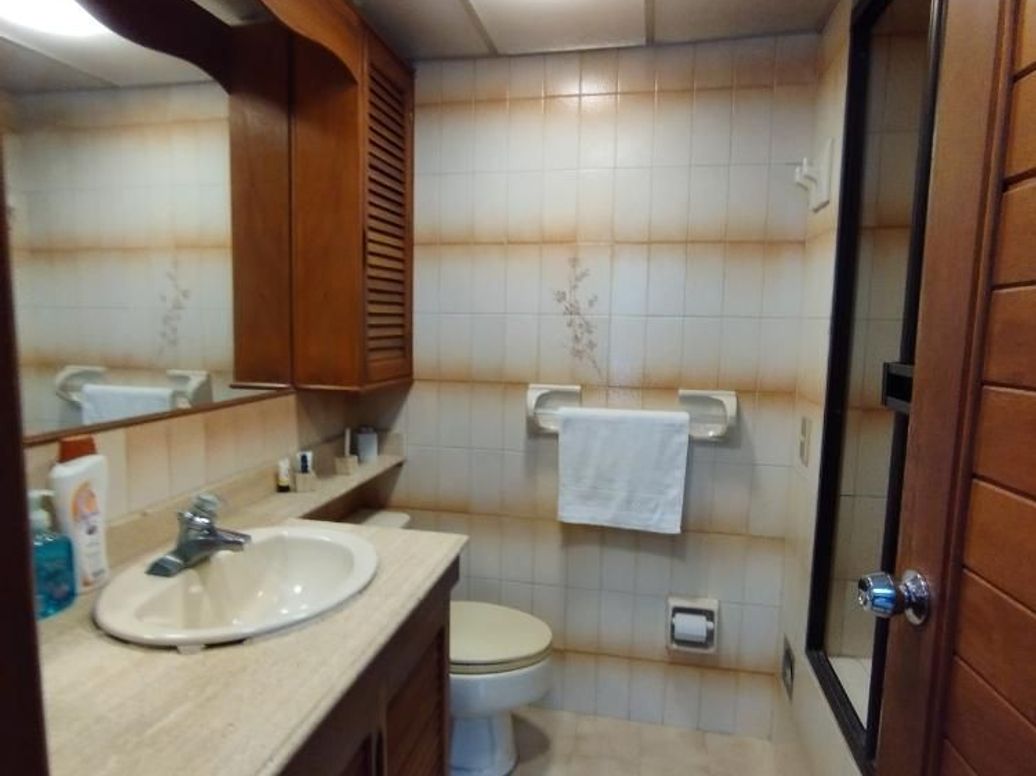 Apartamento de 3 alcobas en venta en Santa Barbara Central, Bogotá, 177 m² · foto 13 de 14