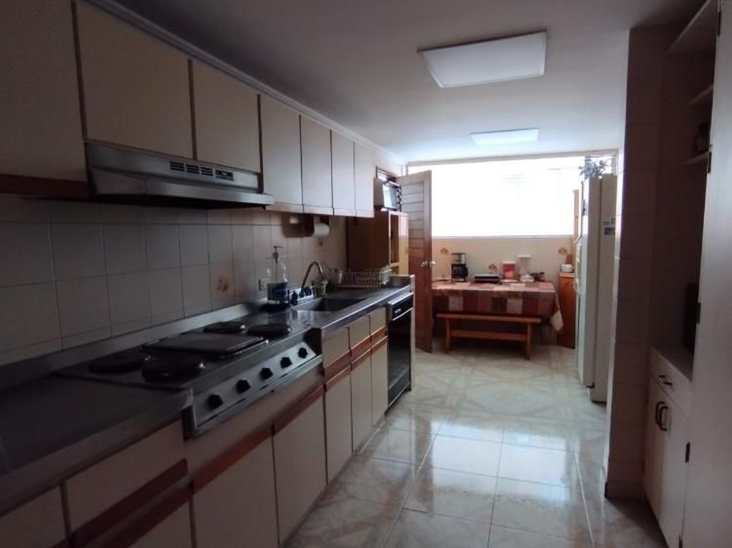 Apartamento de 3 alcobas en venta en Santa Barbara Central, Bogotá, 177 m² · foto 3 de 14