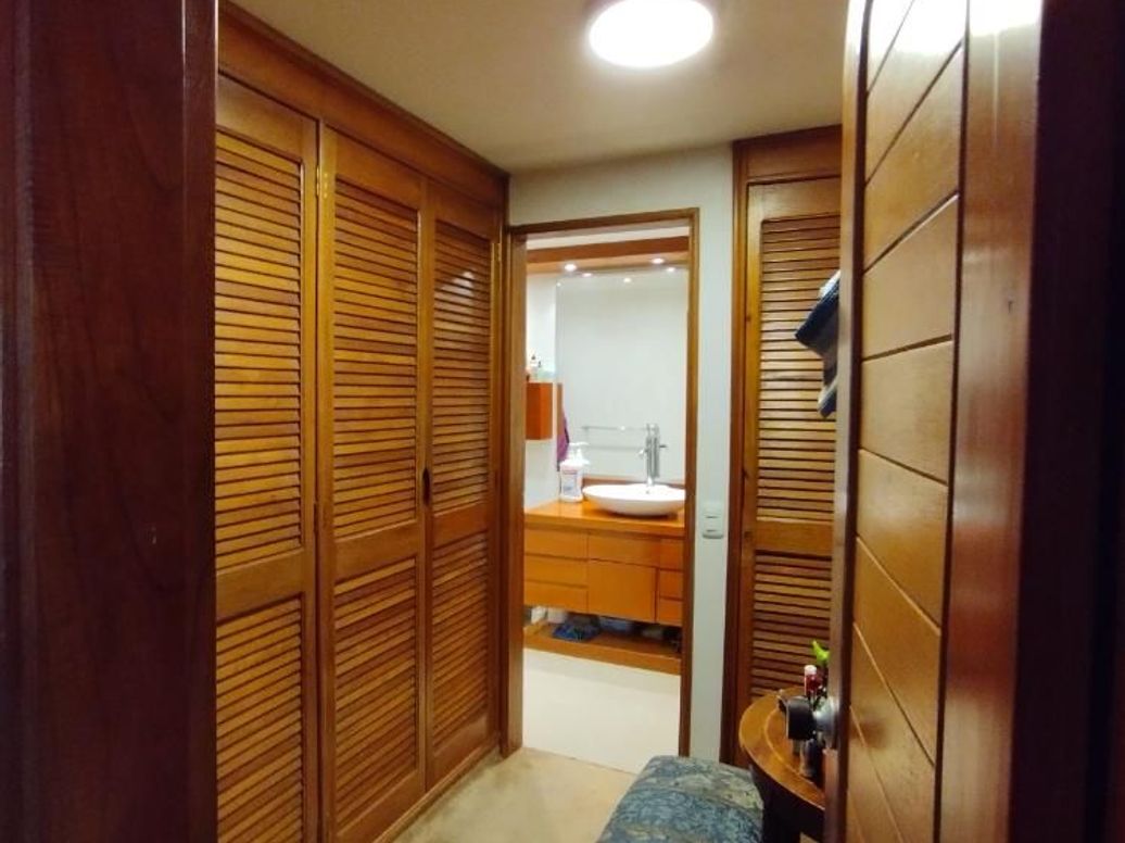 Apartamento de 3 alcobas en venta en Santa Barbara Central, Bogotá, 177 m² · foto 8 de 14
