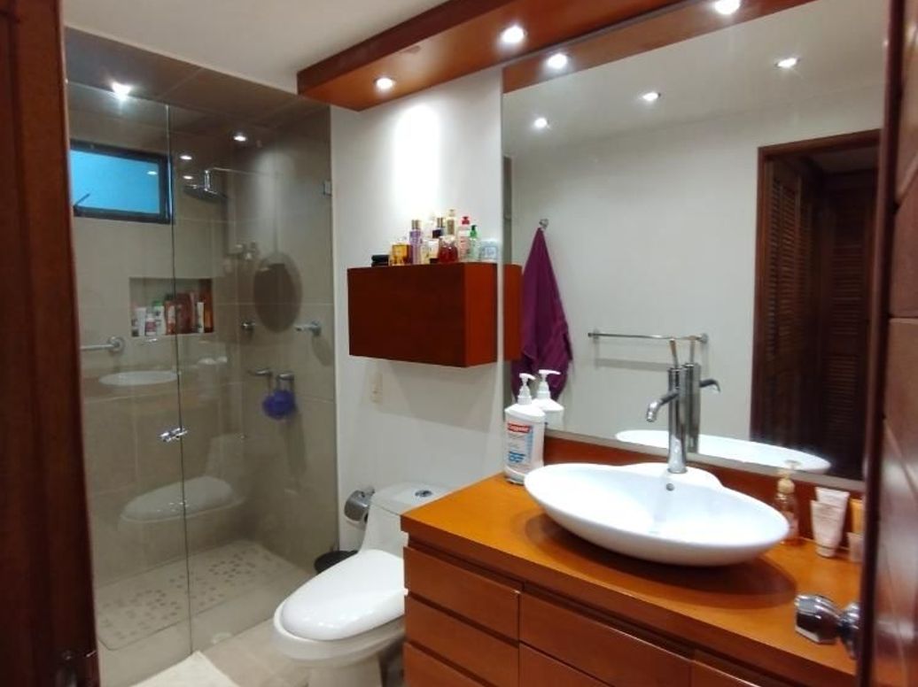 Apartamento de 3 alcobas en venta en Santa Barbara Central, Bogotá, 177 m² · foto 9 de 14