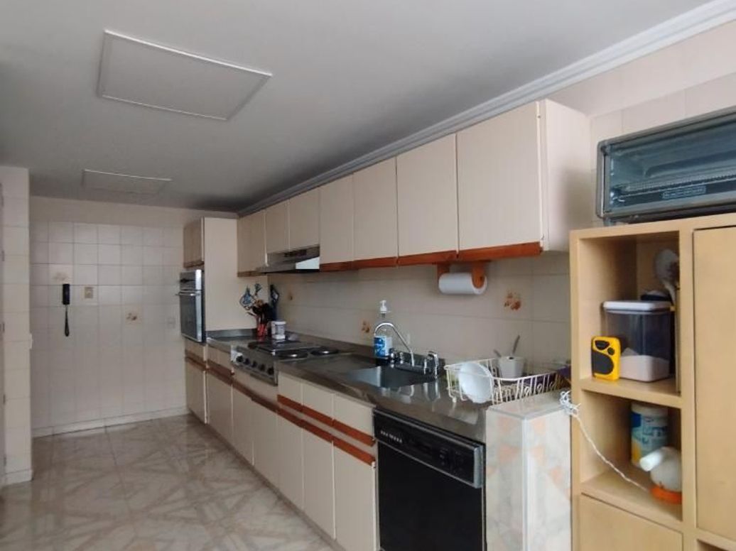 Apartamento de 3 alcobas en venta en Santa Barbara Central, Bogotá, 177 m² · foto 4 de 14
