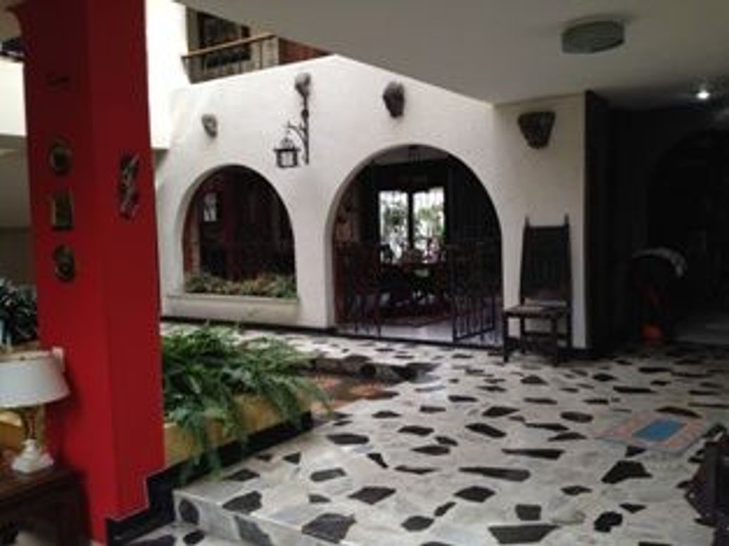 Casa de 4 alcobas en venta en Santa Barbara Occidental, Bogotá, 500 m² · foto 2 de 9