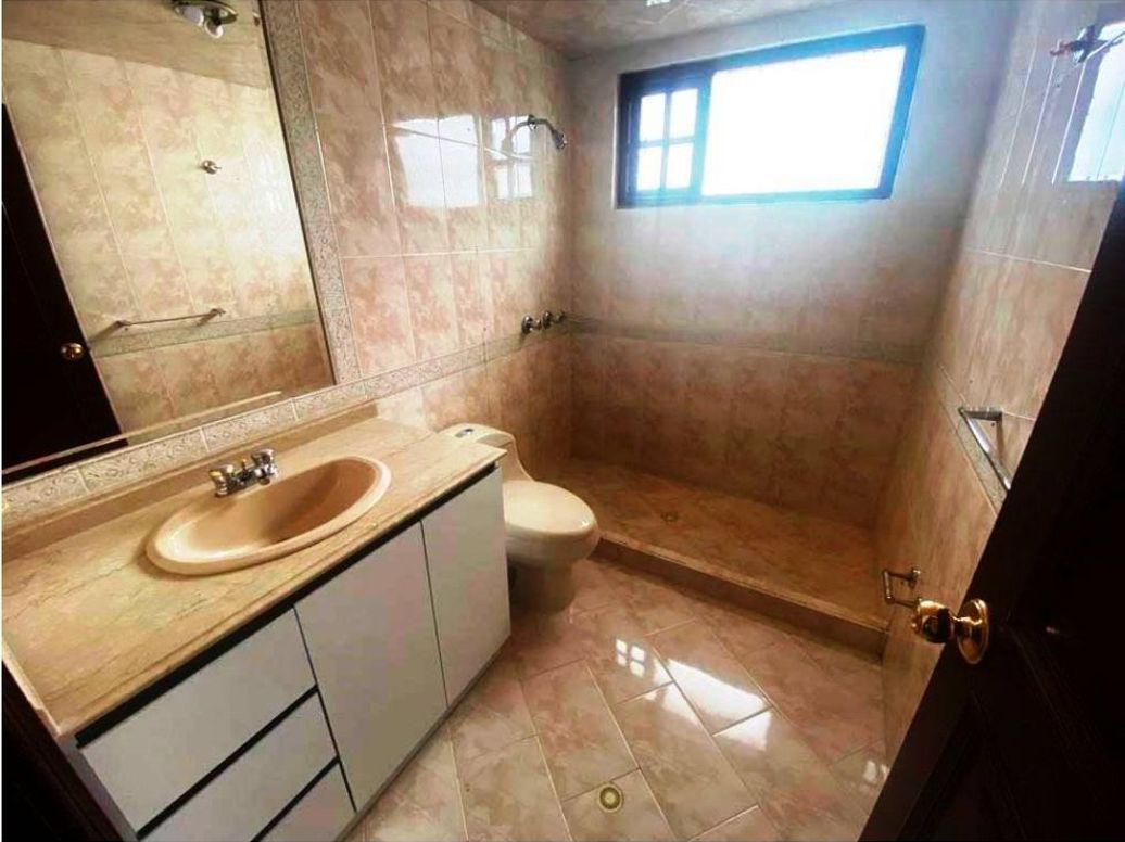 Casa de 3 alcobas en venta en Santa Barbara Oriental, Bogotá, 594 m² · foto 13 de 17