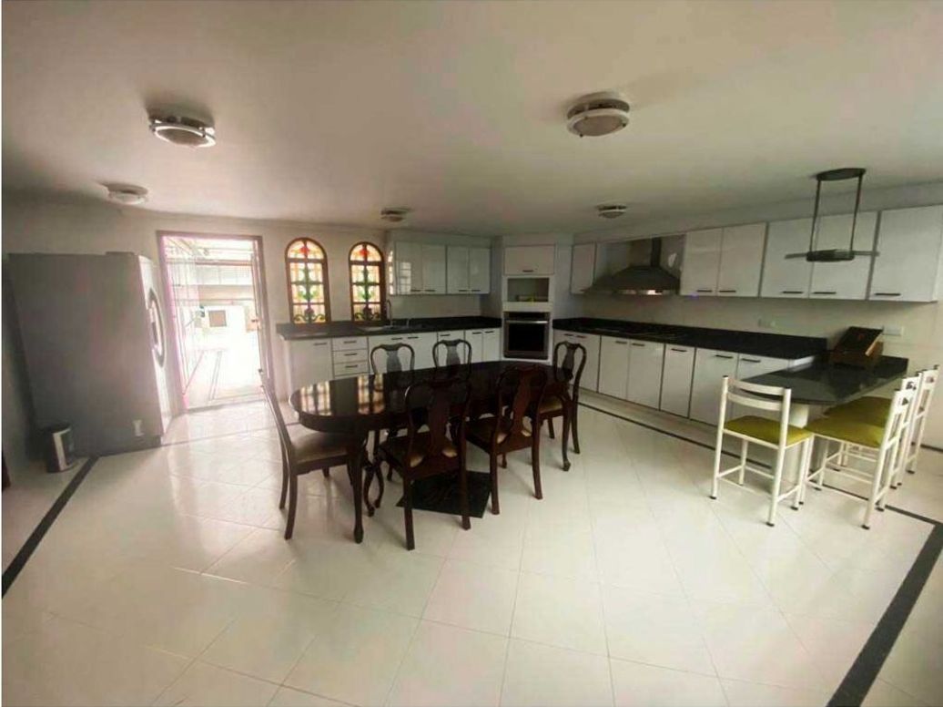 Casa de 3 alcobas en venta en Santa Barbara Oriental, Bogotá, 594 m² · foto 3 de 17