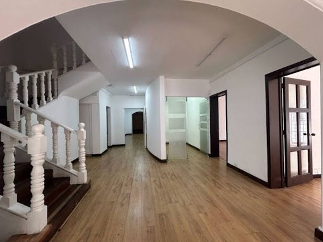 Casa de 10 alcobas en venta en Quinta Camacho, Bogotá, 626 m² · foto 2 de 17