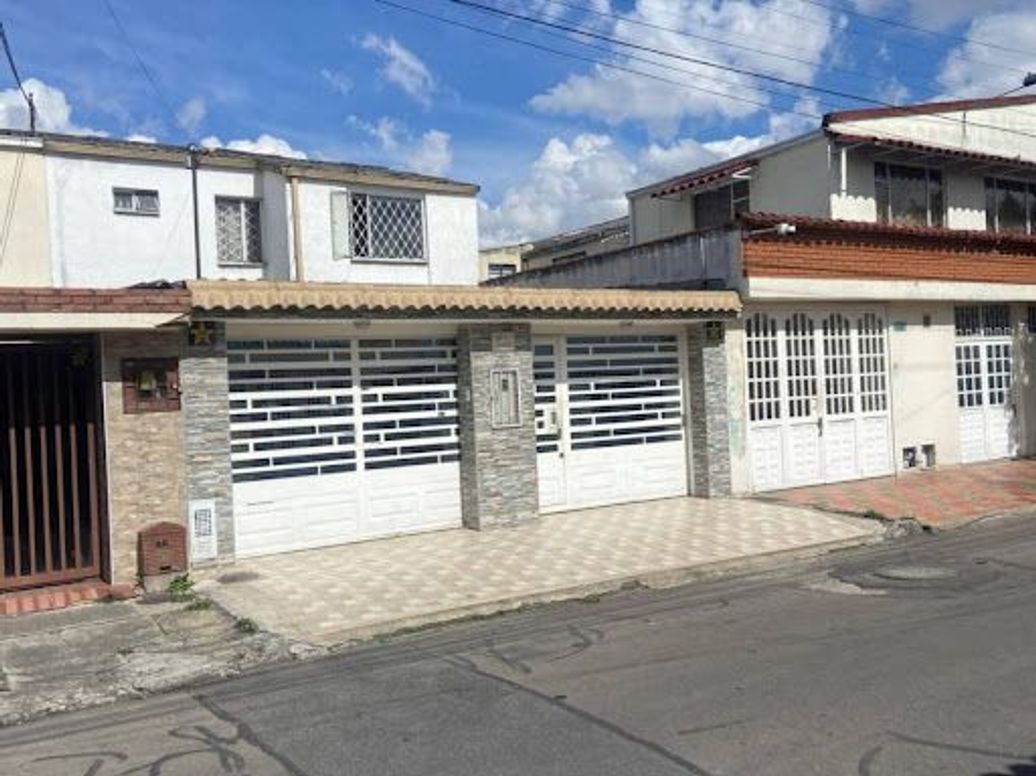 Casa de 4 alcobas en venta en Mandalay 1, Bogotá, 150 m² · foto 2 de 20