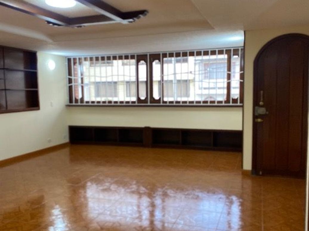 Casa de 6 alcobas en venta en Mónaco, Bogotá, 256 m² · foto 3 de 20