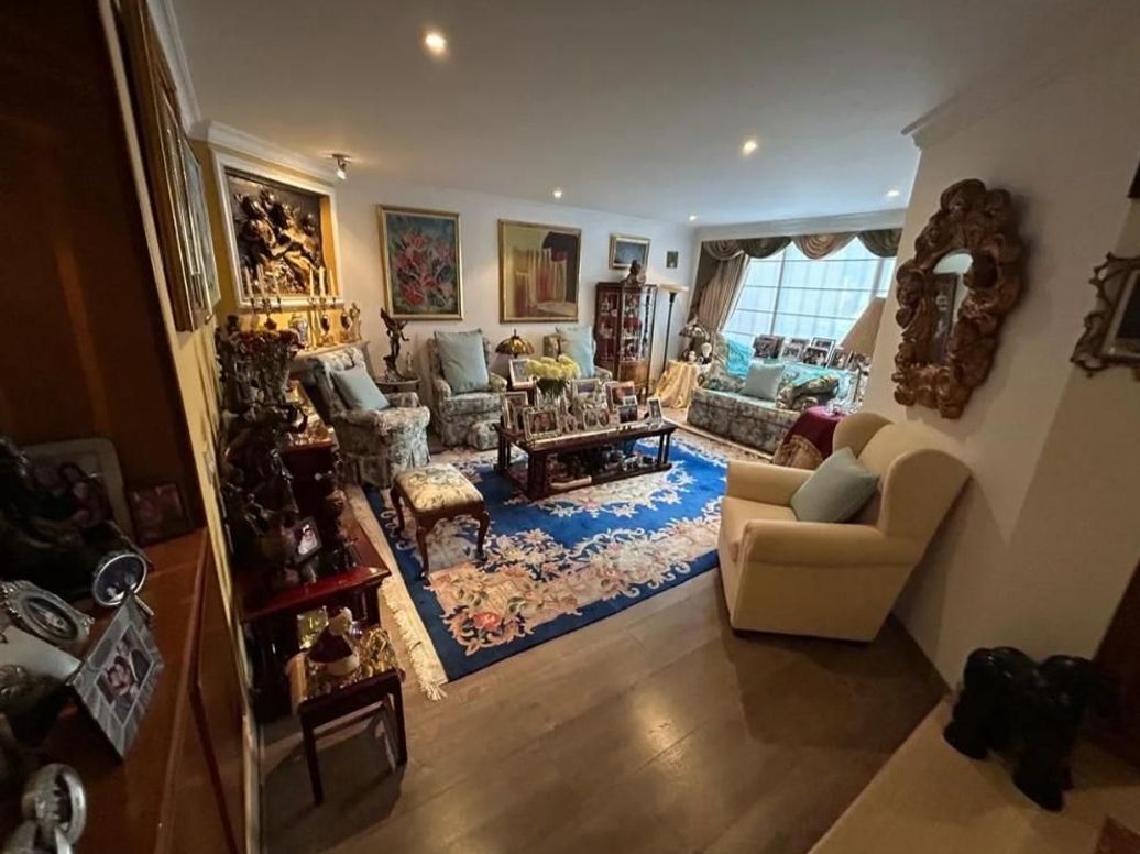 Apartamento de 4 alcobas en venta en La Carolina, Bogotá, 240 m² · foto 2 de 20