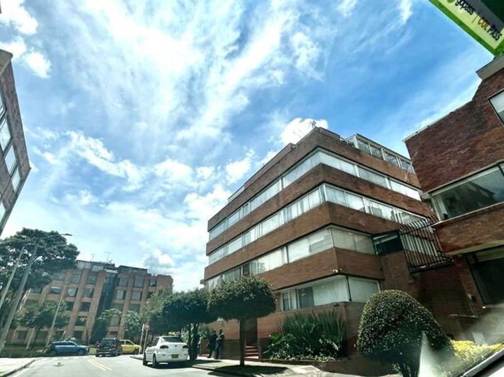 Apartamento de 3 alcobas en venta en Santa Barbara Central, Bogotá, 105 m² · foto 3 de 20