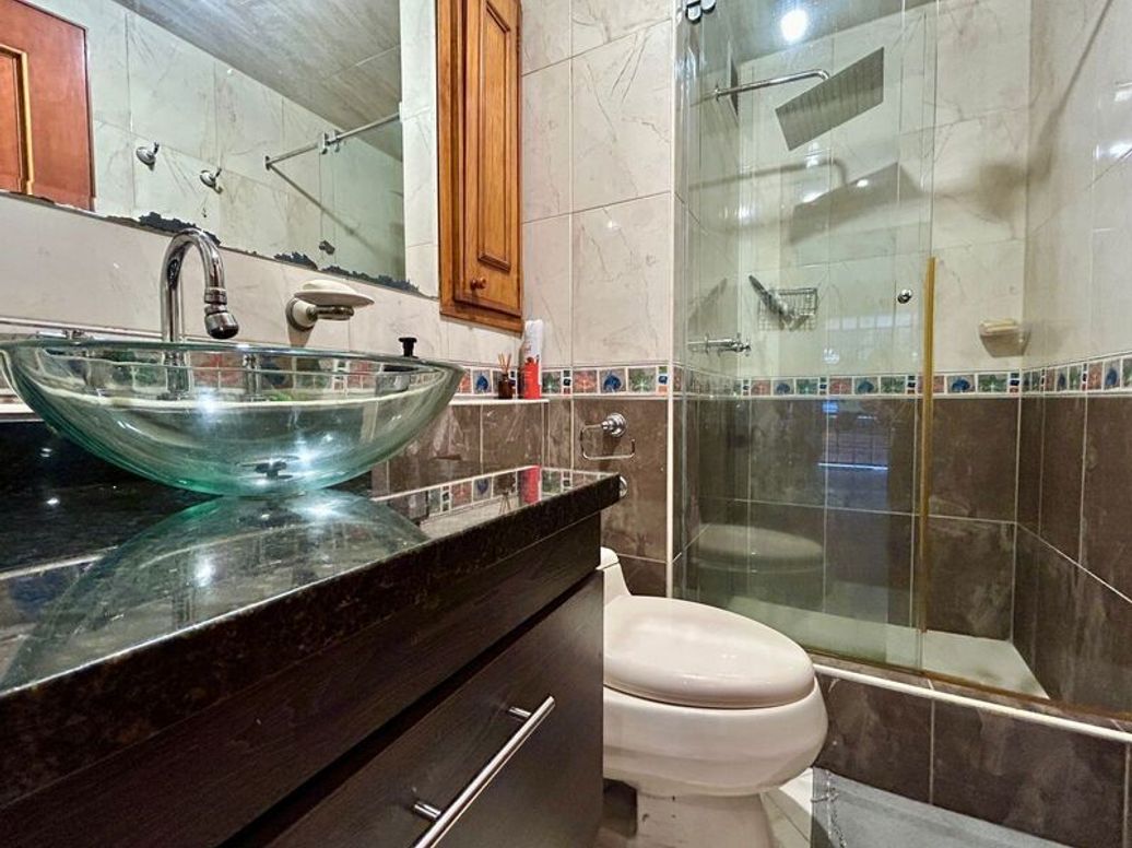Apartamento de 4 alcobas en venta en El Refugio, Bogotá, 198 m² · foto 9 de 20