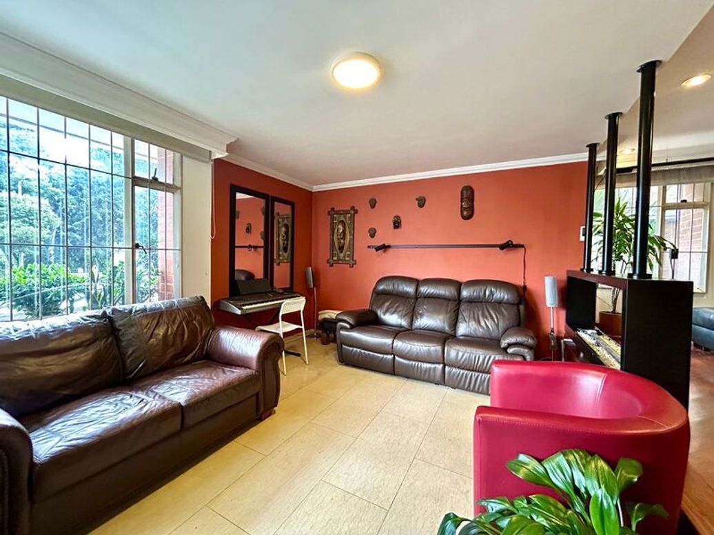 Apartamento de 4 alcobas en venta en El Refugio, Bogotá, 198 m² · foto 3 de 20