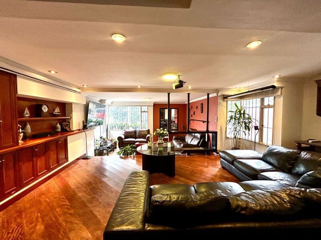 Apartamento de 4 alcobas en venta en El Refugio, Bogotá, 198 m² · foto 2 de 20