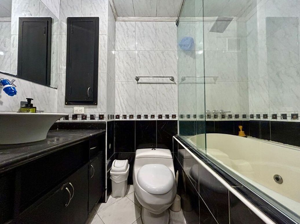 Apartamento de 4 alcobas en venta en El Refugio, Bogotá, 198 m² · foto 13 de 20