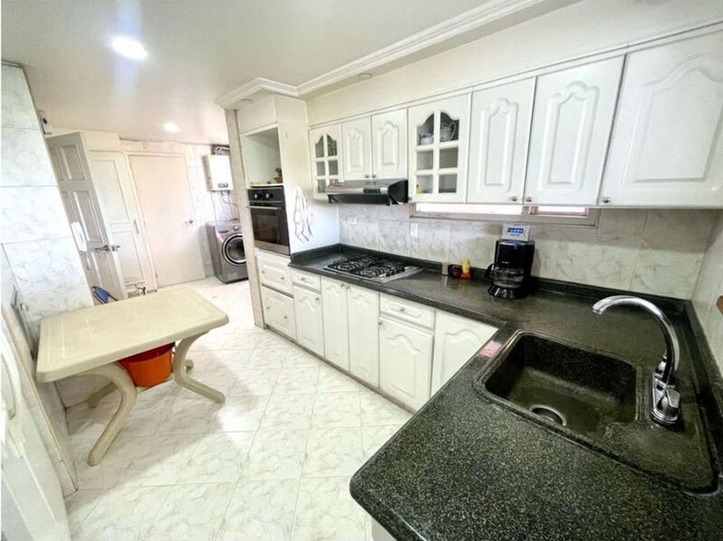 Apartamento de 3 alcobas en venta en El Refugio, Bogotá, 247 m² · foto 10 de 20
