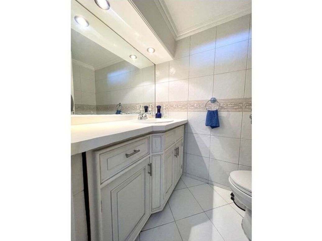 Apartamento de 3 alcobas en venta en El Refugio, Bogotá, 247 m² · foto 13 de 20