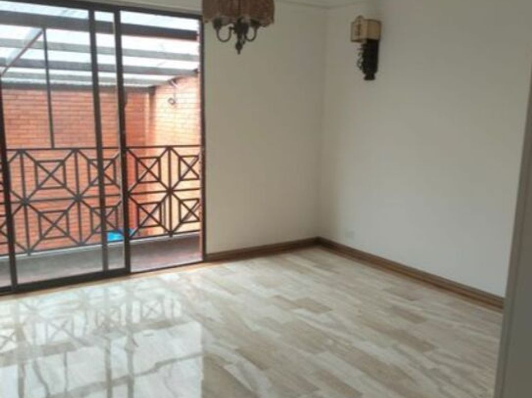Casa de 5 alcobas en venta en San Patricio, Bogotá, 227 m² · foto 3 de 20