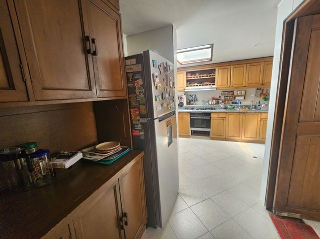 Apartamento de 3 alcobas en venta en Santa Barbara Central, Bogotá, 215 m² · foto 10 de 20