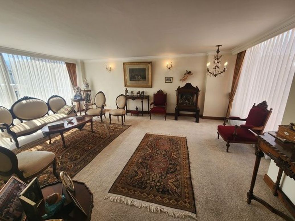 Apartamento de 3 alcobas en venta en Santa Barbara Central, Bogotá, 215 m² · foto 2 de 20