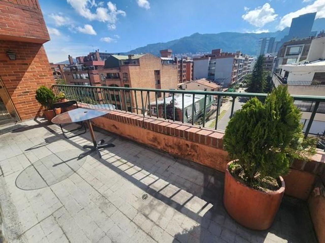 Apartamento de 3 alcobas en venta en Santa Barbara Central, Bogotá, 215 m² · foto 3 de 20