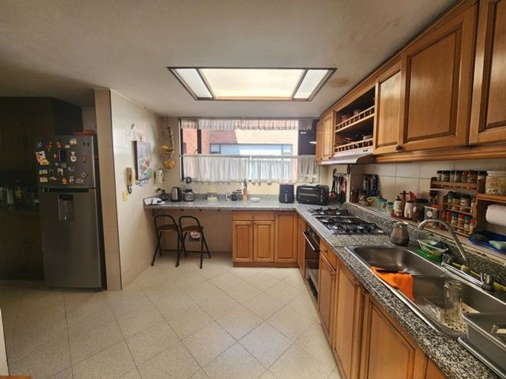 Apartamento de 3 alcobas en venta en Santa Barbara Central, Bogotá, 215 m² · foto 12 de 20