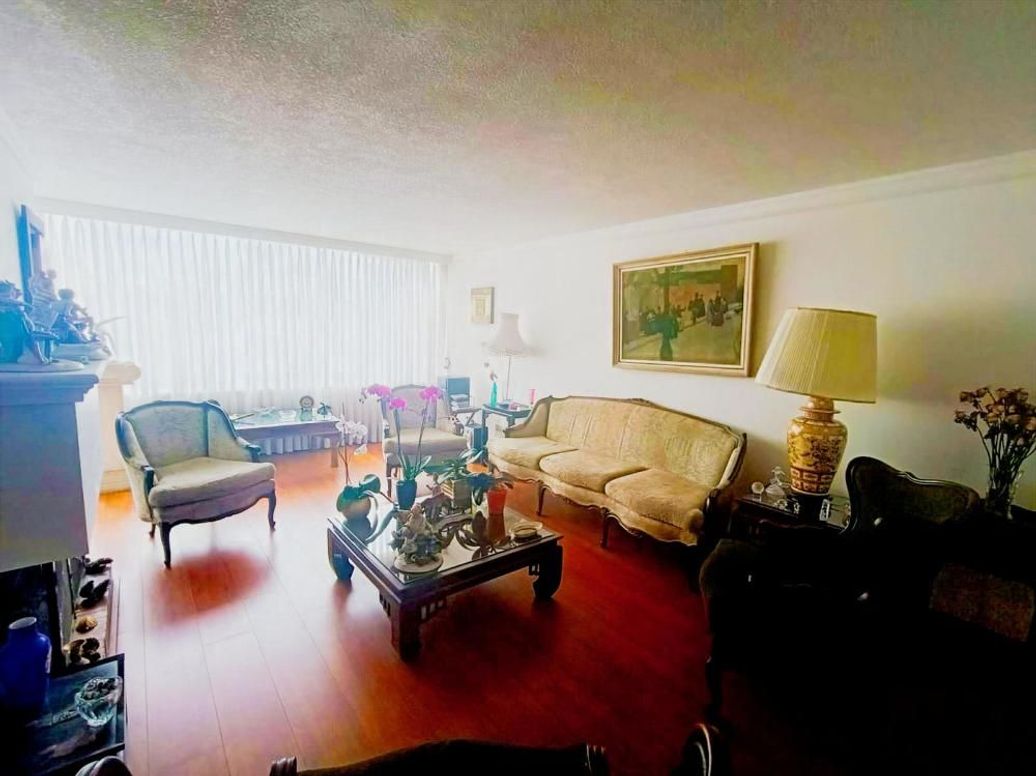 Apartamento de 4 alcobas en venta en Santa Barbara Central, Bogotá, 200 m² · foto 2 de 20