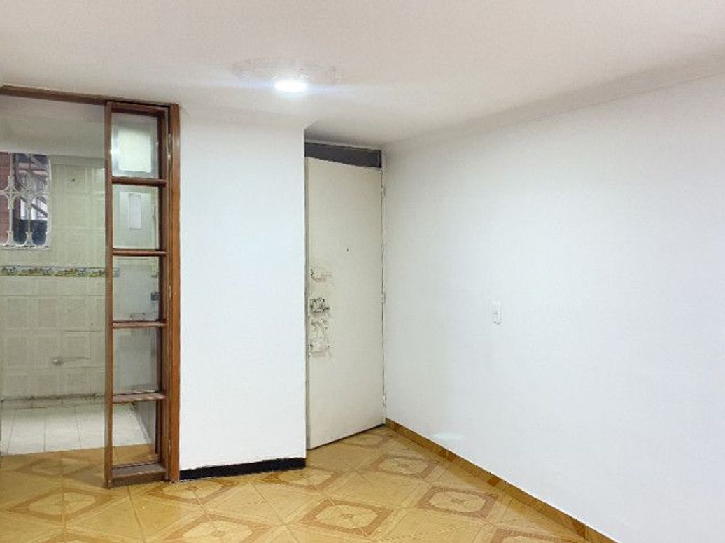 Apartamento de 3 alcobas en venta en San Bernardo, Bogotá, 51 m² · foto 2 de 18