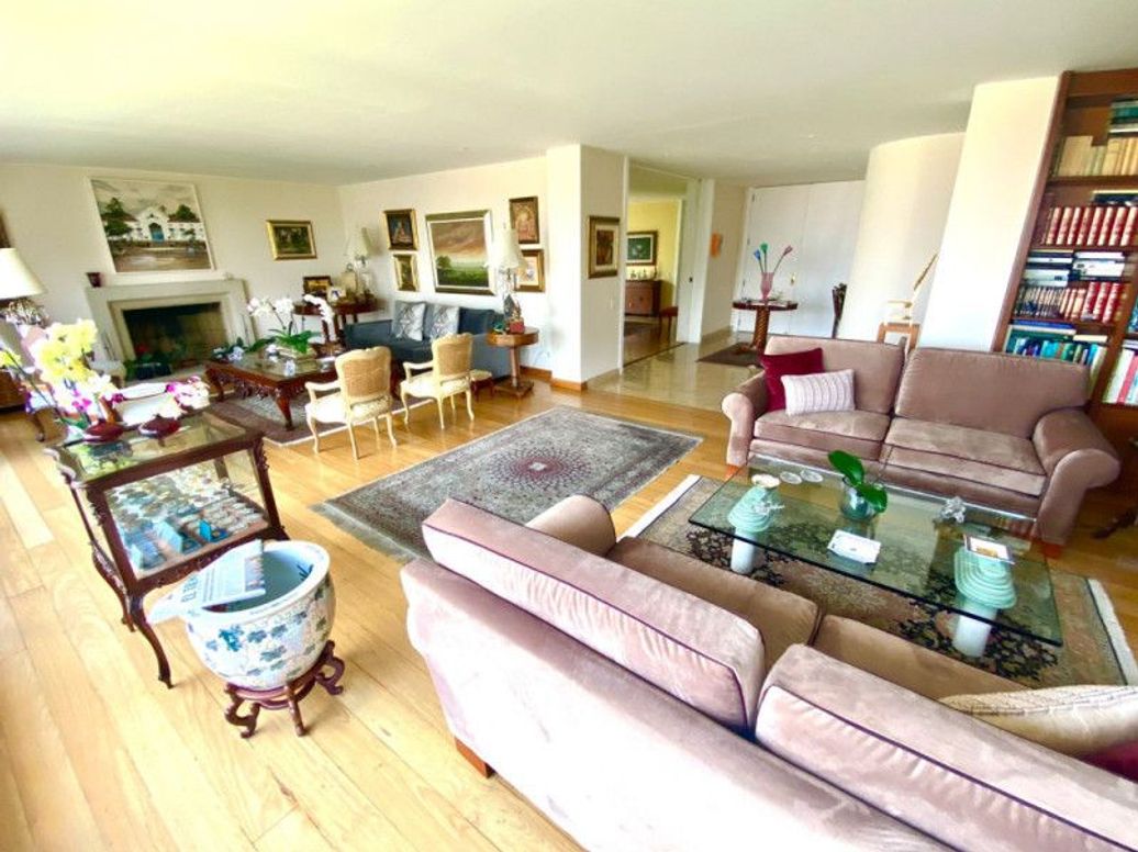 Apartamento de 3 alcobas en venta en El Refugio, Bogotá, 360 m² · foto 3 de 20