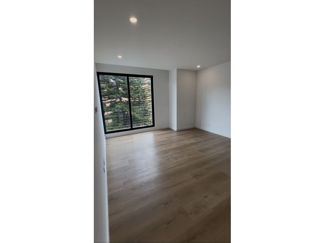 Apartamento de 3 alcobas en venta en Chicó Navarra, Bogotá, 147 m² · foto 2 de 20
