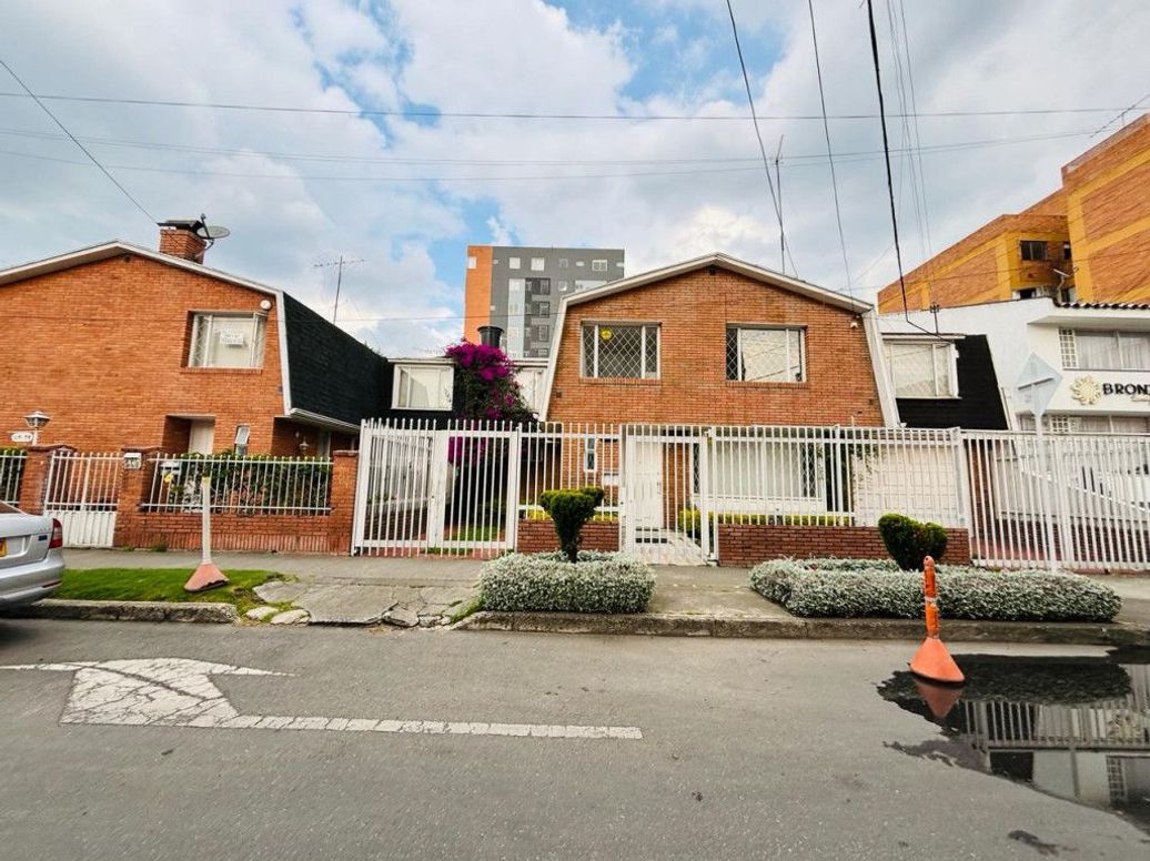 Casa de 4 alcobas en venta en Santa Barbara Central, Bogotá, 332 m² · foto 9 de 16