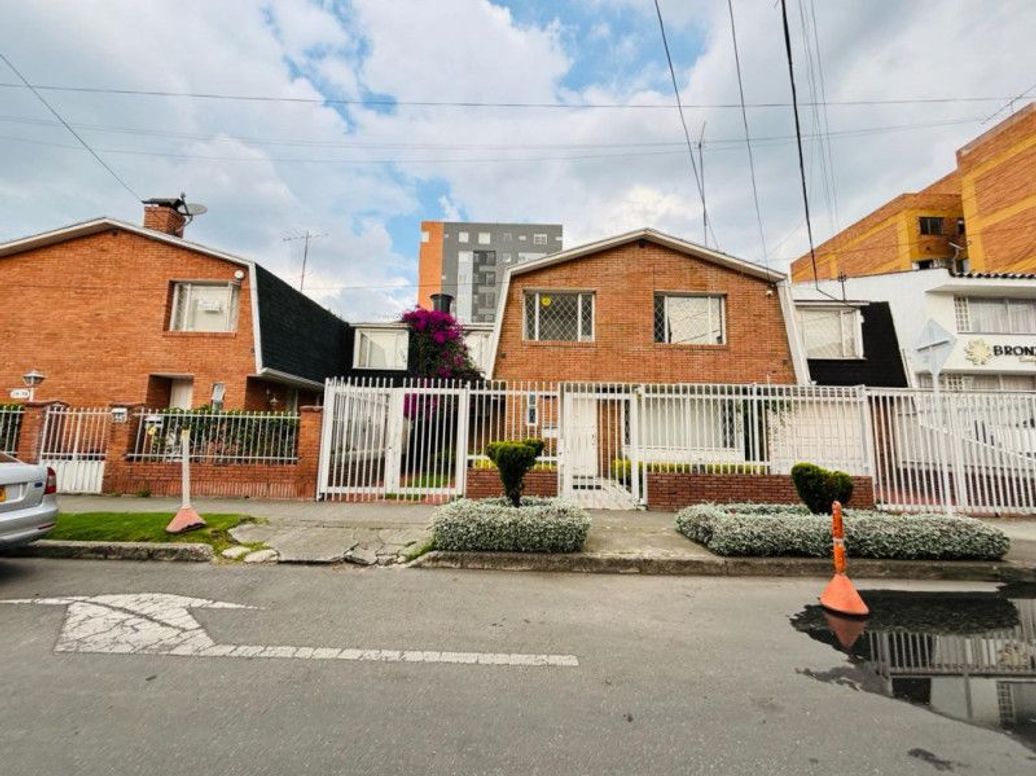 Casa de 4 alcobas en venta en Santa Barbara Central, Bogotá, 332 m² · foto 4 de 16