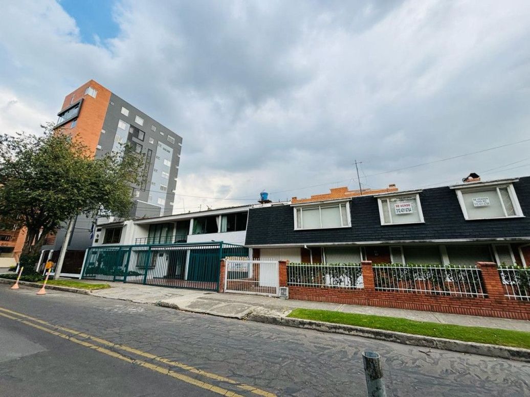 Casa de 4 alcobas en venta en Santa Barbara Central, Bogotá, 332 m² · foto 2 de 16