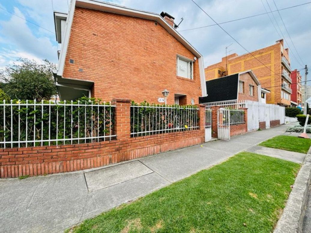 Casa de 4 alcobas en venta en Santa Barbara Central, Bogotá, 332 m² · foto 3 de 16