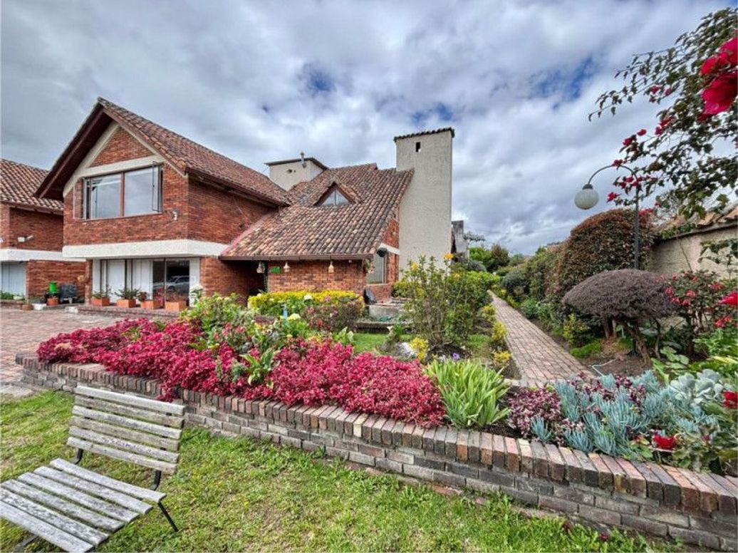 Casa de 4 alcobas en venta en San José De Bavaria, Bogotá, 237 m² · foto 2 de 20