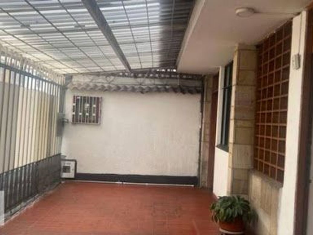 Casa de 8 alcobas en venta en Pardo Rubio, Bogotá, 292 m² · foto 3 de 18