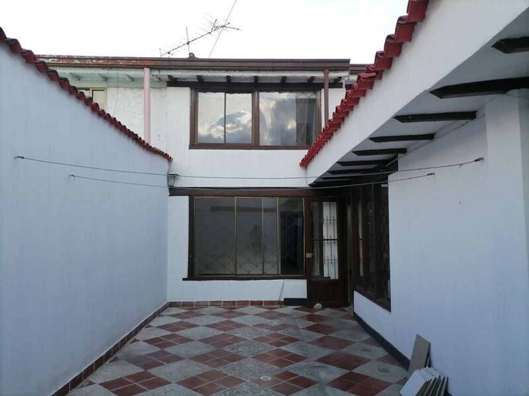 Casa de 3 alcobas en venta en El Batan, Bogotá, 250 m² · foto 3 de 17